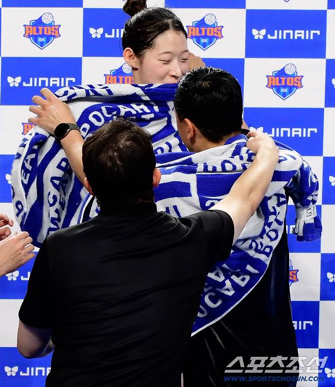 물에 젖은 최정민에게도 수건을 덮어주는 여 대행의 자상함