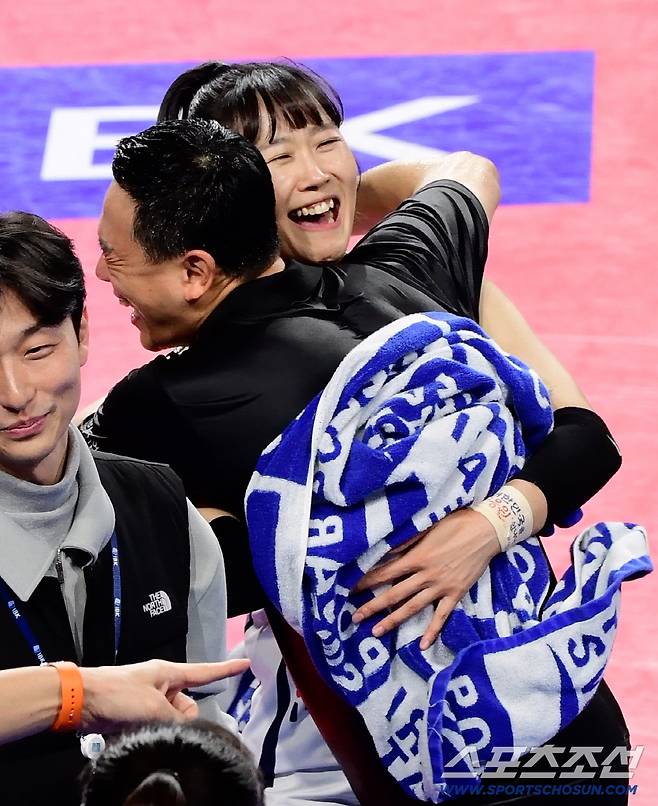 이날 엄청난 수비로 팀 승리를 이끈 임명옥과 감격 포옹