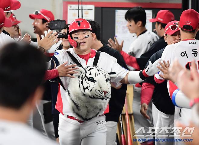 11일 광주 기아챔피언스필드에서 열린 KIA와 롯데의 경기. 4회 롯데 나균안 상대 동점 3점 홈런을 날린 KIA 최형우. 광주=송정헌 기자songs@sportschosun.com/2025.09.11/