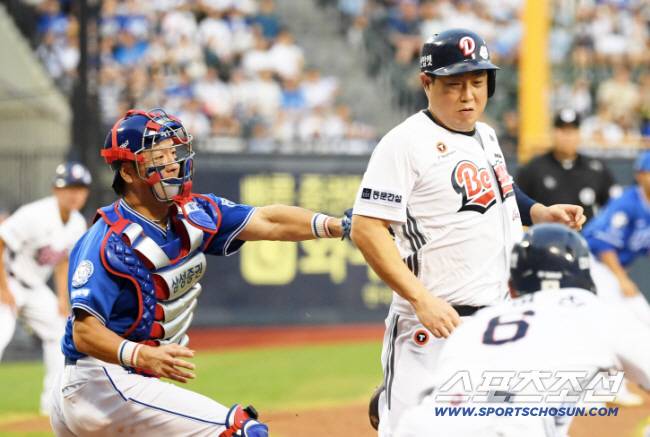 28일 잠실구장에서 열린 두산 베어스와 삼성 라이온즈의 경기. 1회말 1사 1,2루 두산 박준순 안타 때 홈을 노리던 양의지가 삼성 포수 강민호에게 태그 당하고 있다. 잠실=박재만 기자 pjm@sportschosun.com/2025.08.28/