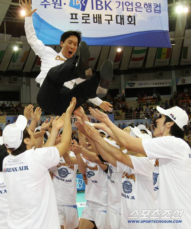 신영철 감독이 대한항공 시절 컵대회 우승 후 헹가래를 받는 장면