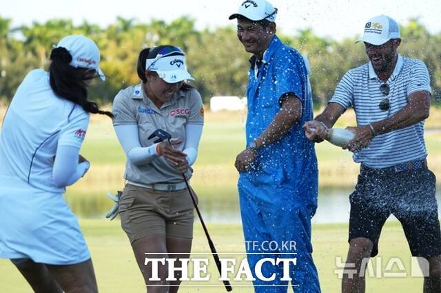 지노 티띠꾼(왼쪽에서 두번째)이 우승 확정 직후 캐디와 스태프 등으로 부터 샴페인 세계를 받으며 기쁨을 만끽하고 있다./AP.뉴시스