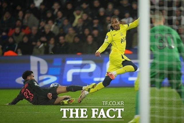 지난 8월 슈퍼컵에 이어 3개월 만에 다시 만난 PSG와 토트넘은 모두 8골의 난타전을 펼쳐 다시 PSG가 승리의 달콤한 열매를 획득했다./파리=AP.뉴시스