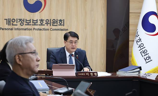 이정렬 개인정보보호위원회 부위원장이 26일 서울 종로구 정부서울청사에서 열린 개인정보보호위원회 전체회의에 참석해 발언하고 있다. /뉴시스