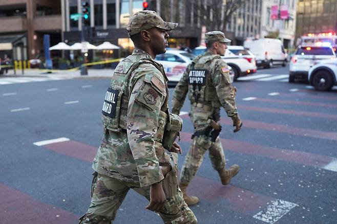 26일 미국 워싱턴 D.C. 백악관 근처에서 주 방위군이 총격을 당한 후 순찰 중인 다른 주 방위군. /연합뉴스