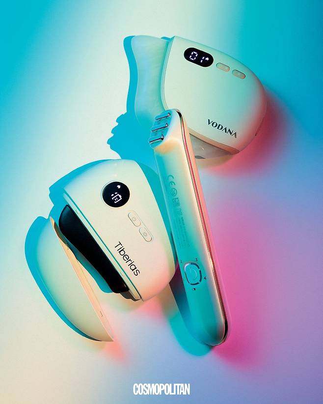 (위부터)천연 백옥의 미세한 온열감이 피부 깊숙이 열에너지를 전달해 쌓인 피로를 풀어주고, 윤기 나는 피부 결을 완성한다. 볼륨감 있는 디자인으로 손에 감기는 그립감도 훌륭하다. 천연 백옥 괄사 14만9천원 Vodana. 고주파와 미세 전류를 동시에 방출해 탄력을 끌어올리는 실속형 리프팅 디바이스. 기존 모델보다 작지만, 얼굴 윤곽을 따라 밀착되는 디자인 덕분에 한층 섬세한 관리가 가능하다. 페이스타이트 미니 19만8천원 Silk’n. 천연 석재 헤드에서 전해지는 온열감이 마사지하듯 순환을 도와 즉각적인 부기 완화와 리프팅 효과를 선사한다. 부드러운 진동이 하루의 긴장을 풀어주는 데도 한몫한다. 스톤 마사지 마스터 17만5천원 Tiberias.