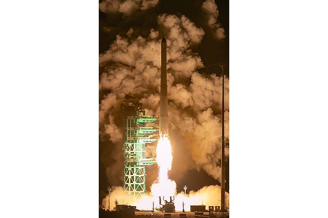 한국형발사체 누리호가 27일 새벽 전남 고흥군 나로우주센터에서 발사되고 있다. 이번 누리호 4차 발사에는 무게 516㎏ 주탑재위성 '차세대중형위성 3호'와 부탑재위성 12기 등 총 13기 위성이 실렸다. 한국항공우주연구원 제공.