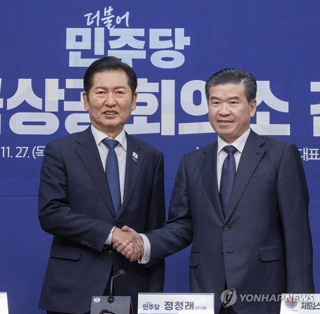 정청래(왼쪽) 더불어민주당 대표와 제임스 김 주한 미국상공회의소(암참) 회장 겸 대표이사가 27일 국회에서 열린 간담회에서 만나 악수하고 있다. [연합뉴스]