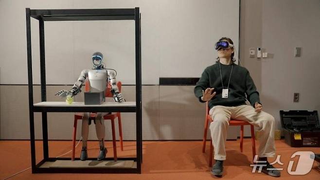 LG CNS가 휴머노이드 로봇에 피지컬 AI 적용을 위해 시뮬레이션 기반으로 학습을 진행하고 있다. 사진=뉴스1