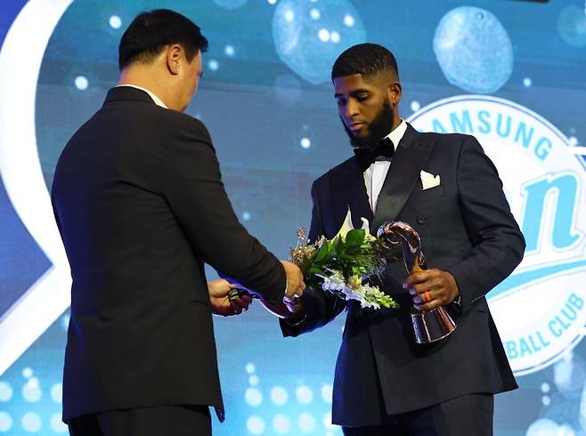삼성 디아즈가 24일 서울 송파구 롯데호텔 월드에서 열린 '2025 KBO 리그 시상식'에서 1루수부문 수비상을 수상하고 있다.뉴시스