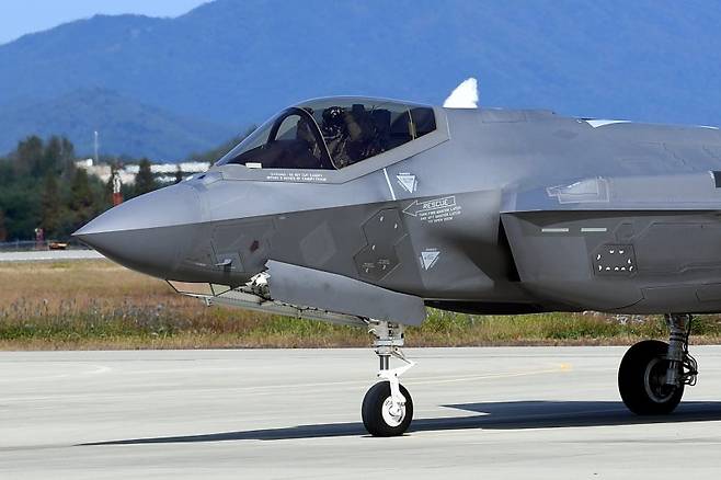 공군은 지난해 10월 25일 2024 호국훈련 일환으로 적 대규모 공중항체 침투대응 합동종합훈련을 실시했다. 제17전투비행단에서 이륙을 위해 활주로로 이동하고 있는 F-35A 전투기의 모습. 공군 제공