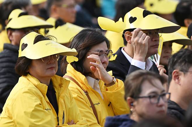 세월호 참사 11주기 기억식이 열린 2025년 4월16일 경기도 안산 화랑유원지에서 유가족들이 기억영상 시청 중 눈물을 흘리고 있다. 공동취재사진