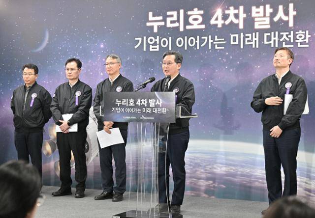 윤영빈(오른쪽 두 번째) 우주항공청장이 27일 전남 고흥군 나로우주센터에서 누리호 4차 발사 결과 브리핑을 하고 있다. 한국항공우주연구원 제공