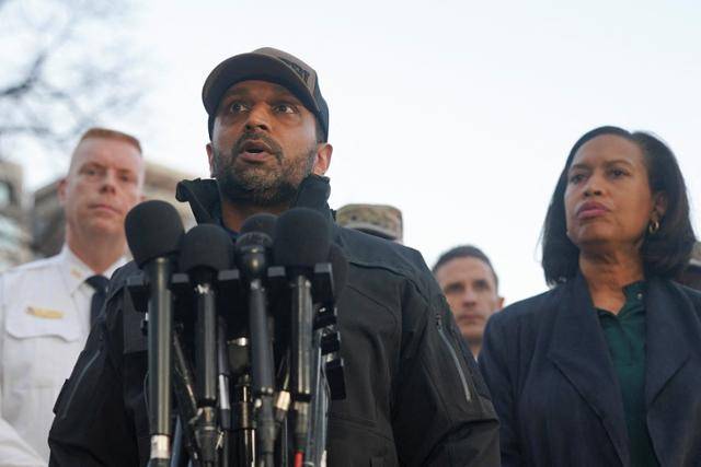 미국 워싱턴 백악관 인근에서 주방위군 2명이 총에 맞은 26일 캐시 파텔(앞줄 왼쪽) 미 연방수사국(FBI) 국장이 워싱턴에서 뮤리얼 바우저(오른쪽) 워싱턴 시장 등과 함께 기자회견을 열고 있다. 워싱턴=로이터 연합뉴스