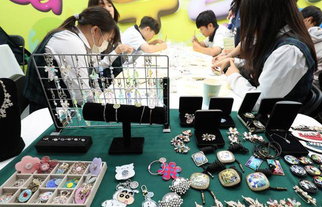지난 9월 30일 인천 연수구 송도컨벤시아에서 열린 2025 인천직업교육박람회에서 학생들이 비즈 주얼리를 만들고 있다. 뉴시스