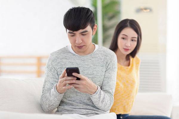 부모의 불륜 경험, 강한 집착·회피 성향, 바람 전적, 연인과의 낮은 정서적·성적 친밀도 중 하나의 특성에 해당되면 바람피울 가능성이 높다는 분석이 나왔다./사진=클립아트코리아