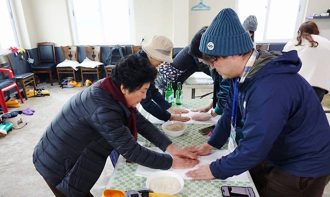 해녀의 안내에 따라 전통 작업 동작을 따라 해보는 참가자들. (제주관광공사 제공)