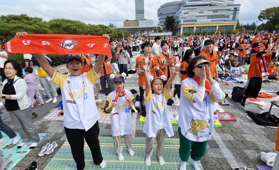 프로야구 한화이글스를 응원하는 한화 팬들이 대전 국립중앙과학관 꿈이광장에 모여 2025 KBO 프로야구 포스트시즌 플레이오프 2차전 한화이글스와 삼성라이온즈의 경기를 관람하며 응원하고 있다. 김성태 객원기자