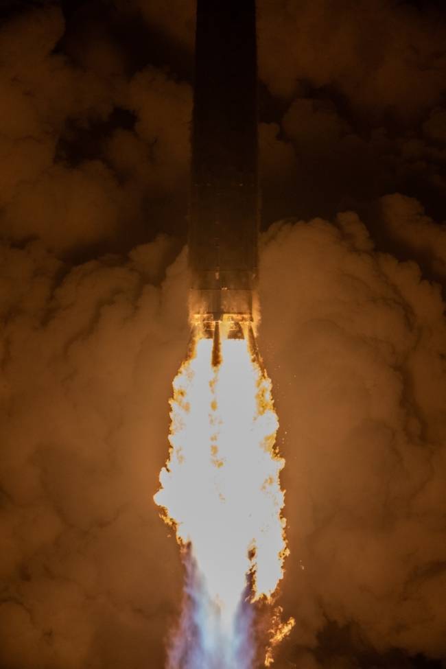 ▲ 한국형발사체 누리호가 27일 새벽 전남 고흥군 나로우주센터에서 발사되고 있다.      이번 누리호 4차 발사에는 무게 516㎏ 주탑재위성 ‘차세대중형위성 3호’와 부탑재위성 12기 등 총 13기 위성이 실렸다. 2025.11.27  [한국항공우주연구원 제공]