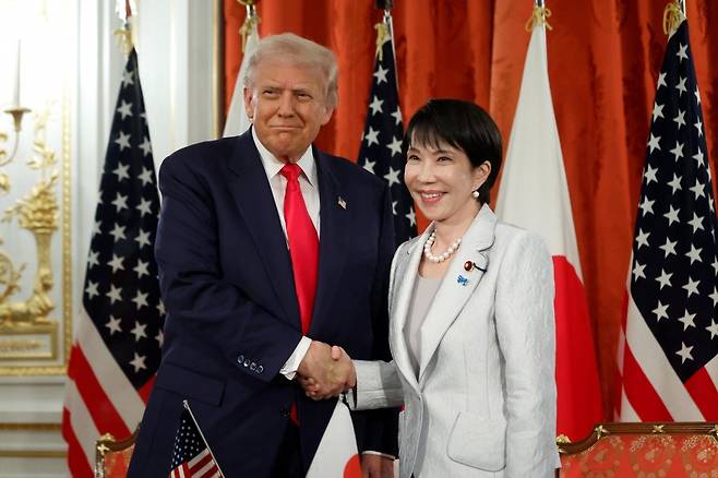 도널드 트럼프 미국 대통령과 다카이치 사나에 일본 총리가 지난달 28일 도쿄 아카사카 영빈관에서 정상회담을 했다./사진 로이터=연합뉴스