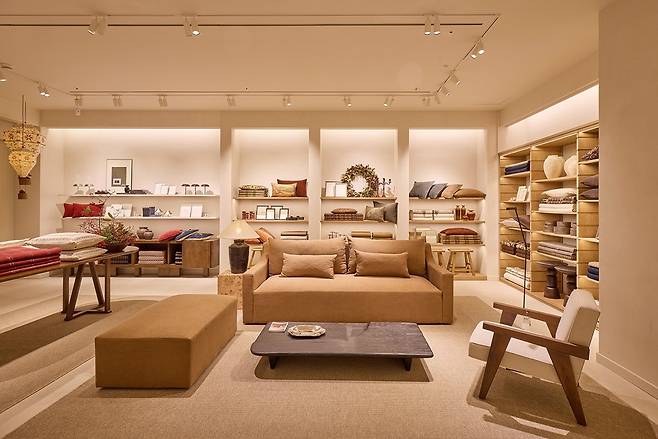 자라홈(Zara Home)이 롯데월드몰 플래그십 스토어를 새롭게 단장해 리뉴얼 오픈했다. 일상적인 주거 공간에서 영감을 받아 따뜻하고 아늑한 분위기를 구현한 것이 특징이다.