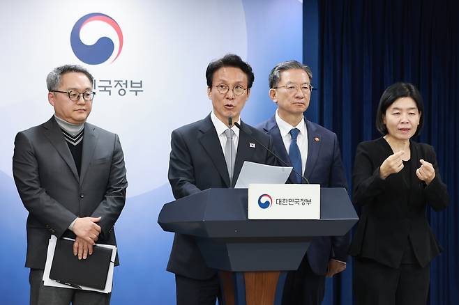 Prime Minister Kim Min-seok gives an emergency briefing at the government complex in Seoul on Nov. 18 regarding Korea’s request to annul the Lone Star investor–state dispute settlement ruling. The government said that day it had been notified by the International Centre for Settlement of Investment Disputes’ annulment committee that Korea had won the case. [YONHAP]