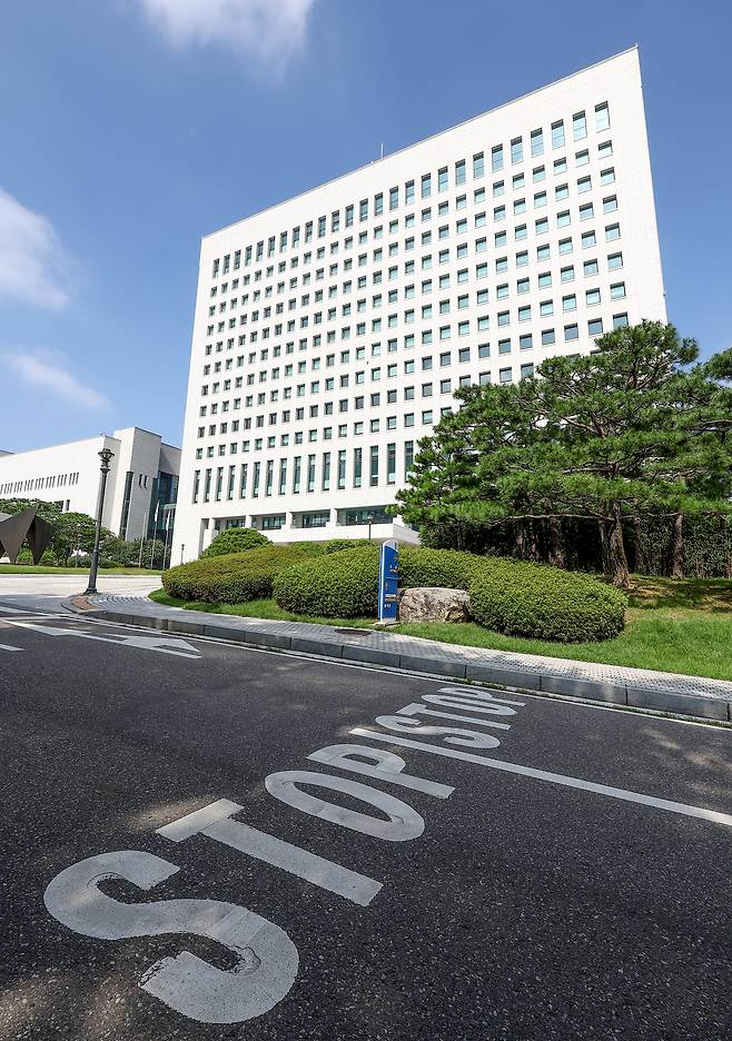The National Assembly votes on a government reorganization bill during a plenary session on Sept. 26, which includes abolishing the Prosecutors’ Office and creating a Major Crimes Investigation Agency and a Public Prosecution Agency. Shown is the Supreme Prosecutors’ Office in Seocho District, Seoul, on the same day. [YONHAP]