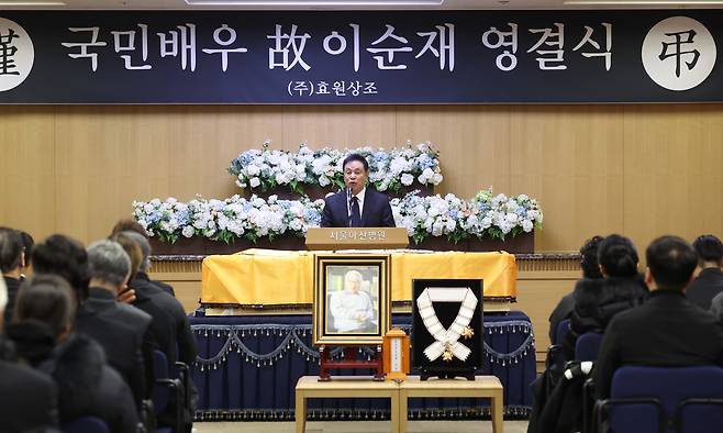 Actor Kim Young-chul delivers a eulogy during the farewell ceremony for veteran actor Lee Soon-jae, who died at 91, at Asan Medical Center in southern Seoul on Nov. 27. [NEWS1]