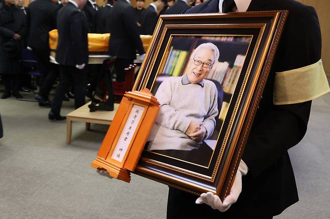The farewell ceremony for actor Lee Soon-jae takes place at the funeral hall of Asan Medical Center in southern Seoul on Nov. 27. [YONHAP]