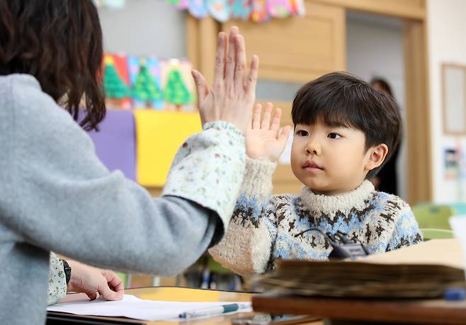 A boy meets his teacher for the first time on Jan. 2 in an elementary school in Daegu. [NEWS1]