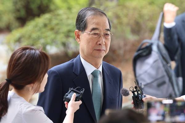 ▲한덕수 전 국무총리가 8월22일 12·3 비상계엄 관련 내란·외환 사건을 수사하는 조은석 특별검사팀 사무실이 마련된 서울 서초구 서울고등검찰청으로 출석하고 있다. ⓒ연합뉴스