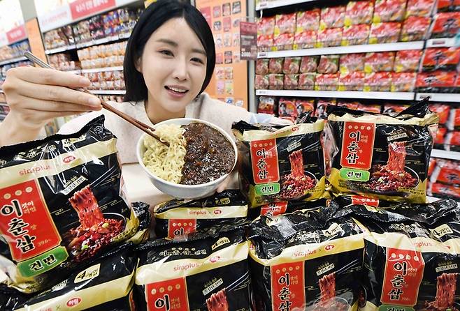 모델이 27일 서울 등촌동 ‘홈플러스 메가 푸드 마켓 라이브’ 강서점에서 PB라면 출시 3주년을 맞아 선보인 ‘이춘삼 짜장라면 건면’을 소개하고 있다. 홈플러스