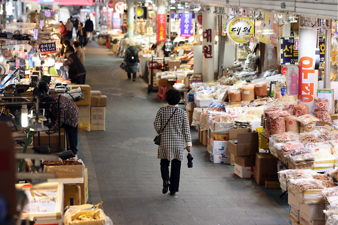 27일 서울 시내 한 전통시장이 한산한 모습을 보이고 있다. [뉴스1]