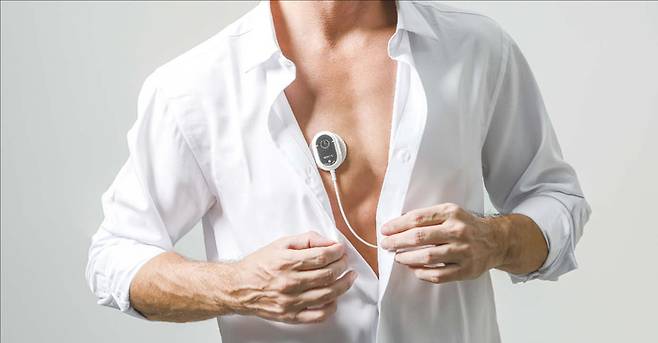 웨어러블 심전도 측정기인 모비케어. (씨어스테크놀로지 제공)