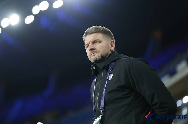 부리람 유나이티드 마크 잭슨 감독. 사진=한국프로축구연맹