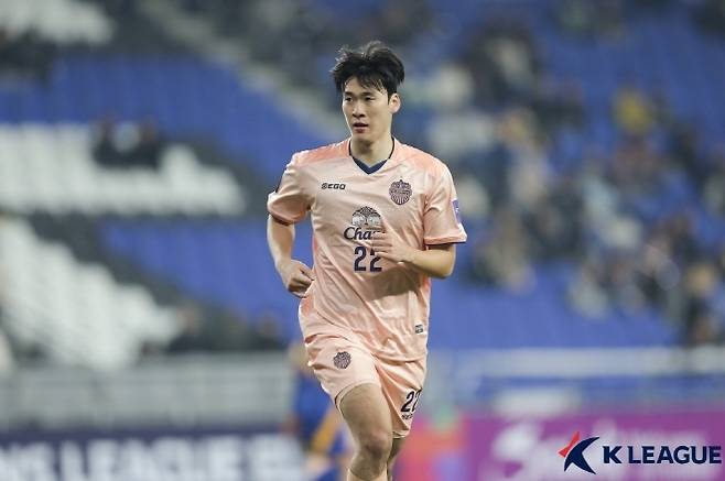 부리람 유나이티드에서 활약 중인 중앙 수비수 고명석. 사진=한국프로축구연맹