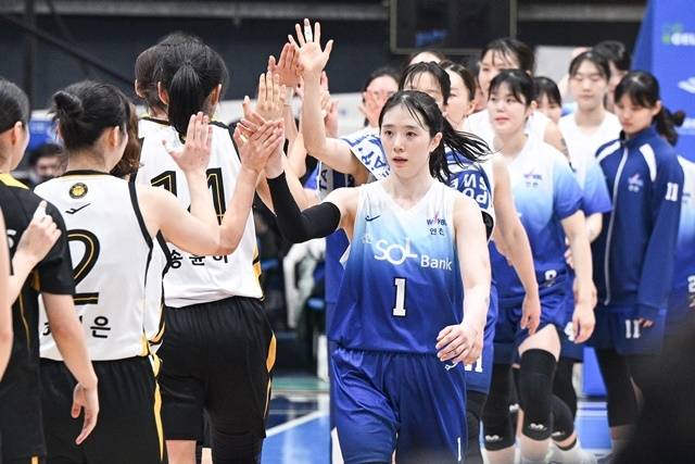 26일 KB스타즈전에서 패한 신한은행 선수단이 아쉬움을 삼키고 있다. 사진=WKBL 제공