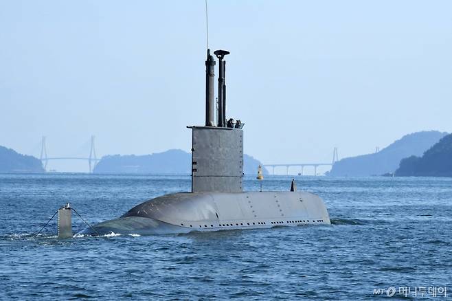 대한민국 1호 잠수함 장보고함이 지난 11월19일 오후 마지막 항해를 위해 경남 진해군항을 출항하고 있다. /사진=해군