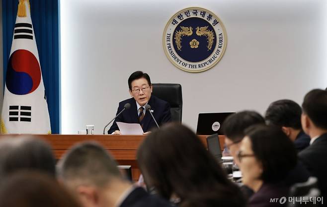 [서울=뉴시스] 고범준 기자 = 이재명 대통령이 27일 서울 용산 대통령실 청사에서 열린 수석보좌관회의에서 발언하고 있다. 2025.11.27. bjko@newsis.com /사진=고범준