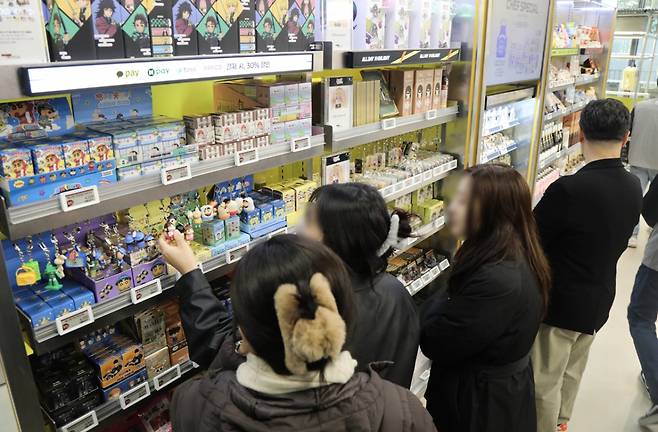 11월 27일(목) 오후, 프리오픈부터 고객으로 북적이는 이마트24의 플래그십스토어 '트렌드랩 성수점'의 모습. 이마트24는 서울에서 가장 '힙'한 지역으로 꼽히는 성수동에 브랜드의 미래 방향성을 집약한 플래그십스토어 '트렌드랩 성수점'을 오는 28일(금) 공개한다. 이번 플래그십스토어는 10~20대 젠지 세대와 트렌드에 민감한 30대 고객들을 핵심타깃으로, 이마트24가 지향하는 새로운 브랜드 정체성과 미래 비전을 효과적으로 보여줄 목적으로 만든 공간이다. /사진제공=이마트24