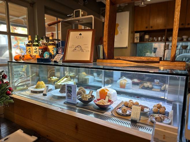 넷플릭스 예능프로그램 '흑백요리사 2' 출연진이 공개되면서 이와 관련된 식당에 대한 관심도 커지고 있다. 사진은 예고편에 등장한 신동민 셰프가 운영하는 '당옥'의 쇼케이스. /사진=다이어리알