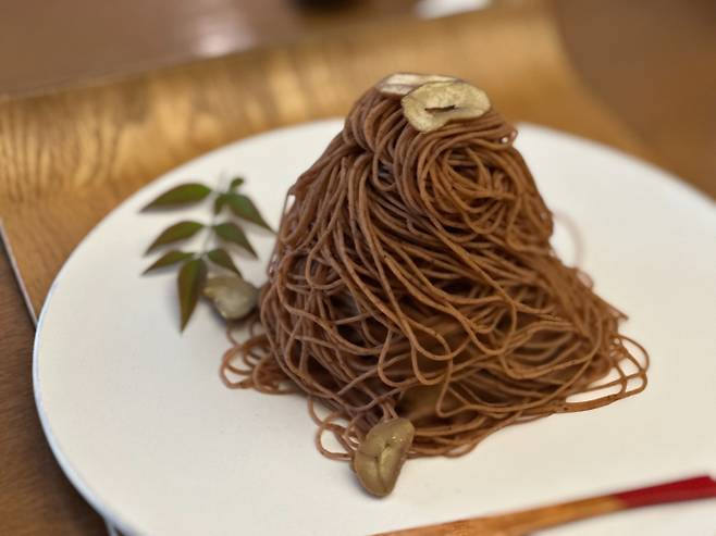 당옥의 시그니처메뉴인 밤 몽실 타래 치즈케이크. /사진=다이어리알