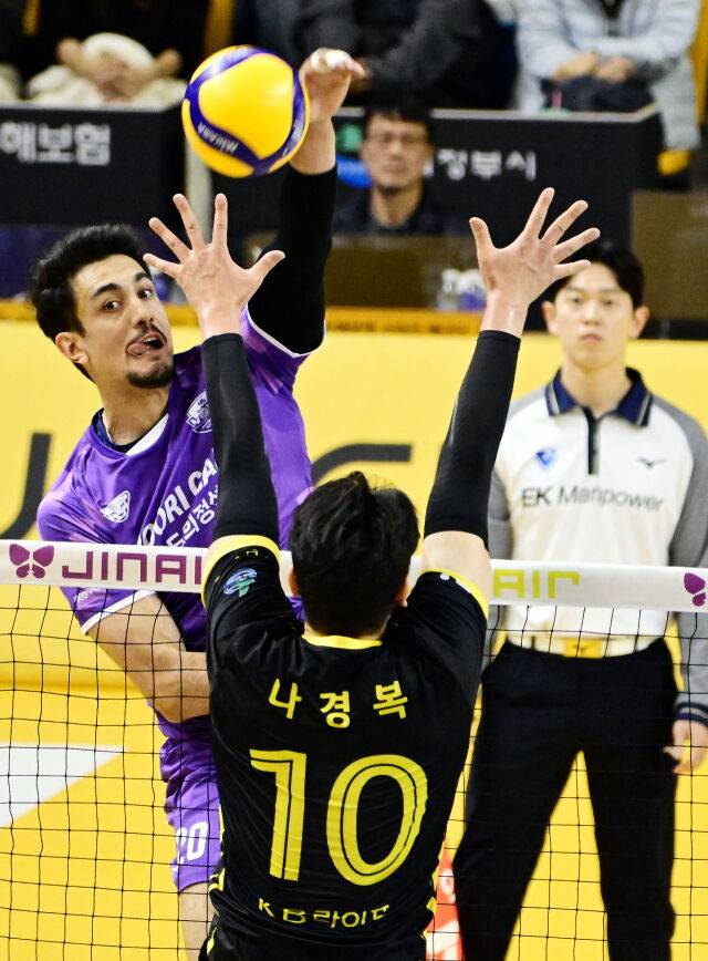 우리카드 아라우조가 나경복의 블로킹을 피해 공격을 시도하고 있다. / 한국배구연맹(KOVO)