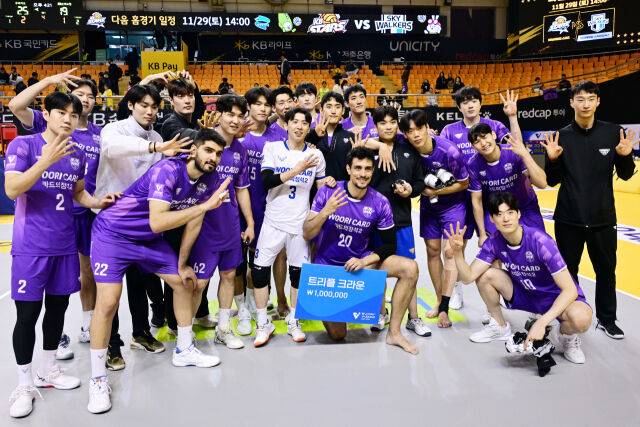 트리플 크라운을 달성한 아라우조와 우리카드 선수들이 승리 기념촬영을 하고 있다. / 한국배구연맹(KOVO)