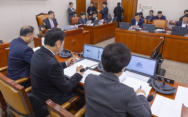 국회 산업통상자원중소벤처기업위원회 이철규 위원장이 21일 국회에서 열린 전체 회의에서 철강 산업을 지원하는 ‘K-스틸법’ 등 상정 법안을 처리하고 있다. [연합]