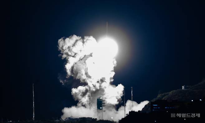 한국형발사체 누리호가 27일 새벽 전남 고흥군 나로우주센터에서 발사되고 있다. 우주항공청에 따르면 누리호는 이날 오전 1시 13분 발사돼 1단과 2단, 페어링 분리 등을 수행하고, 탑재했던 위성 13기를 모두 예정된 궤도에 방출했다. 고흥=임세준 기자