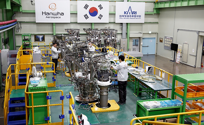 한화에어로스페이스 창원1사업장에서 임직원들이 누리호 엔진을 정비하고 있다. [한화에어로스페이스 제공]