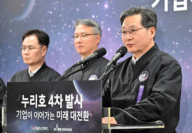윤영빈 우주항공청장이 27일 전라남도 고흥 나로우주센터에서 누리호 4차 발사 결과 브리핑을 하고 있다. [한국항공우주연구원 제공]