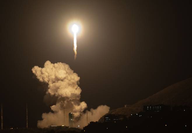 한국형발사체 누리호가 27일 새벽 전남 고흥군 나로우주센터에서 발사되고 있다. 우주항공청에 따르면 누리호는 이날 오전 1시 13분 발사돼 1단과 2단, 페어링 분리 등을 수행하고, 탑재했던 위성 13기를 모두 예정된 궤도에 방출했다. 고흥=임세준 기자