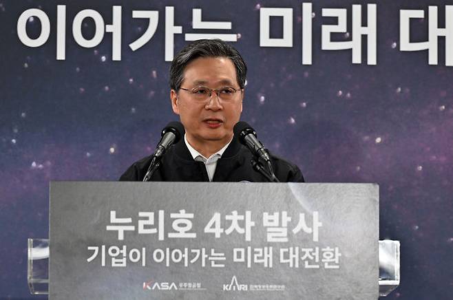 [서울=뉴시스] 황준선 기자 = 윤영빈 우주항공청장이 27일 새벽 전남 고흥군 나로우주센터에서 누리호 4차 발사 결과 브리핑을 하고 있다. (사진=항공우주연구원 제공) 2025.11.27. photo@newsis.com *재판매 및 DB 금지